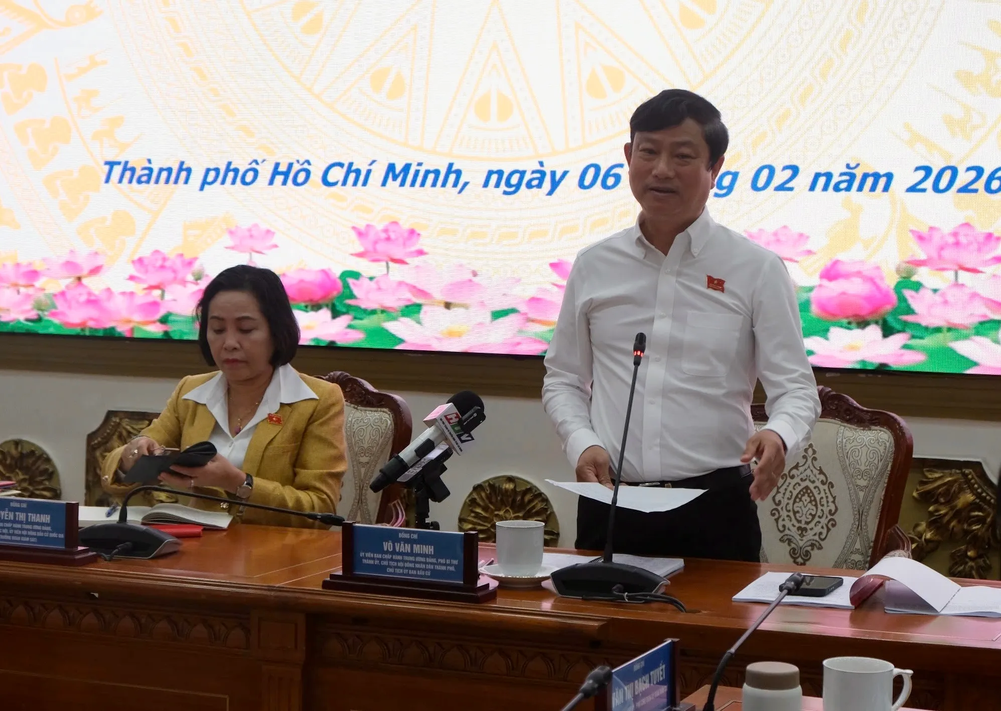 Chủ tịch HĐND TP- Chủ tịch Ủy ban Bầu cử TPHCM Võ Văn Minh báo cáo với đoàn giám sát