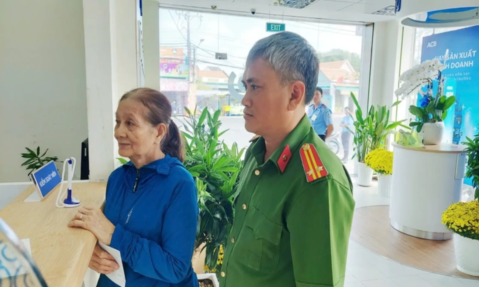 Cụ bà 70 tuổi ở Vĩnh Long trả lại gần 2 tỉ đồng chuyển khoản nhầm – Hính 1