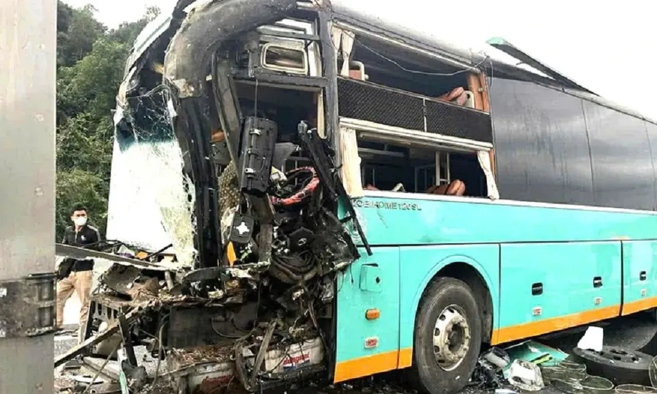 Tai nạn liên hoàn giữa 4 xe ô tô trên cao tốc Vân Phong - Nha Trang