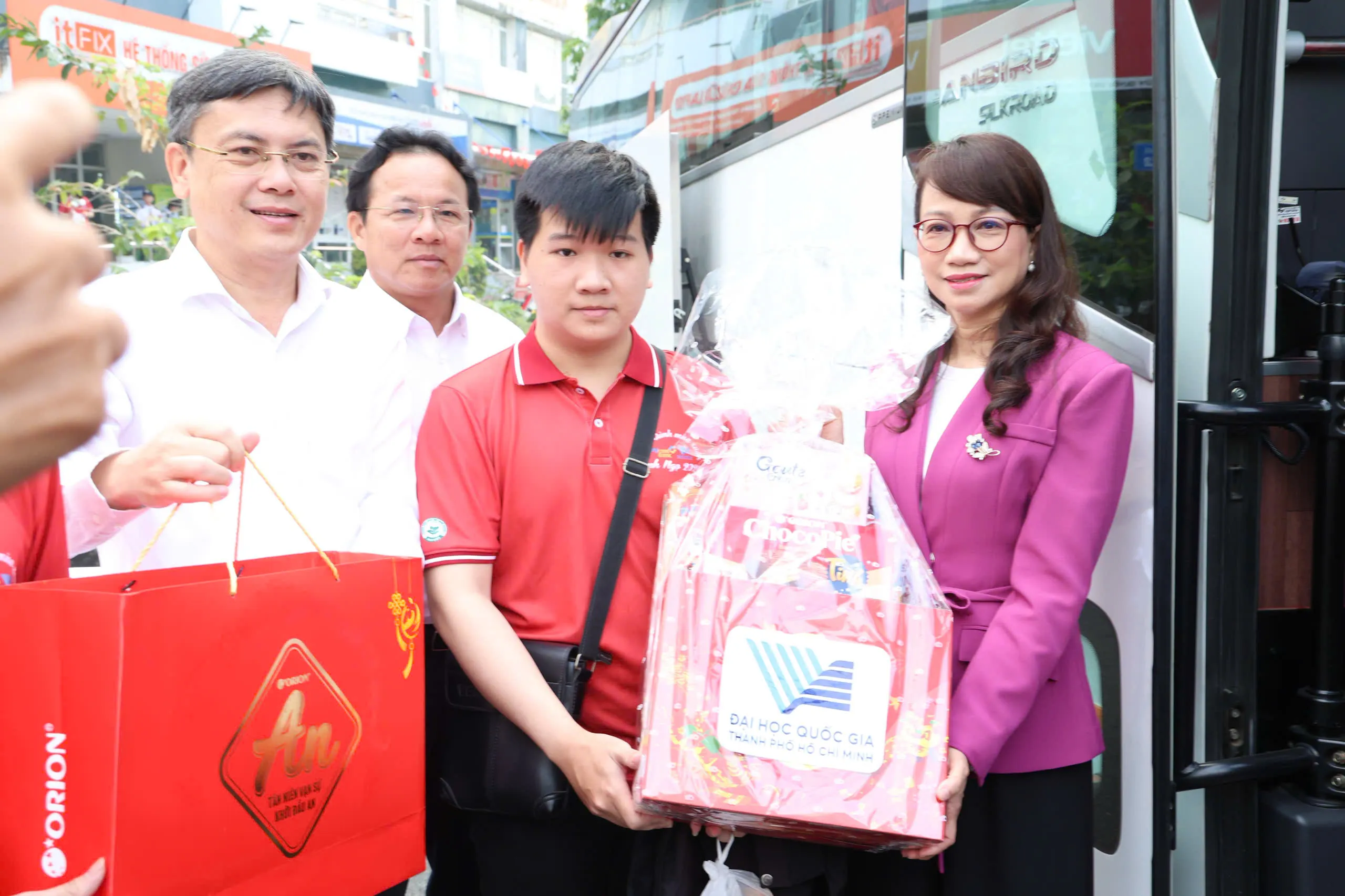 Tặng quà cho các em về quê đón tết