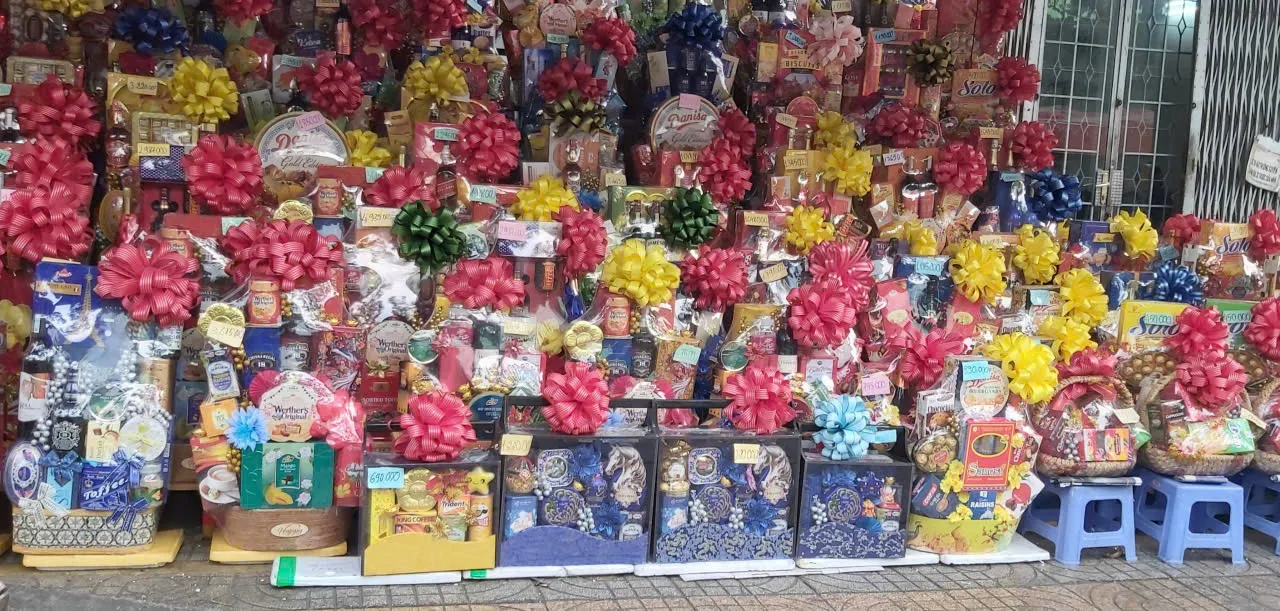 Trao tặng quà tết như trao gởi tình cảm tốt đẹp