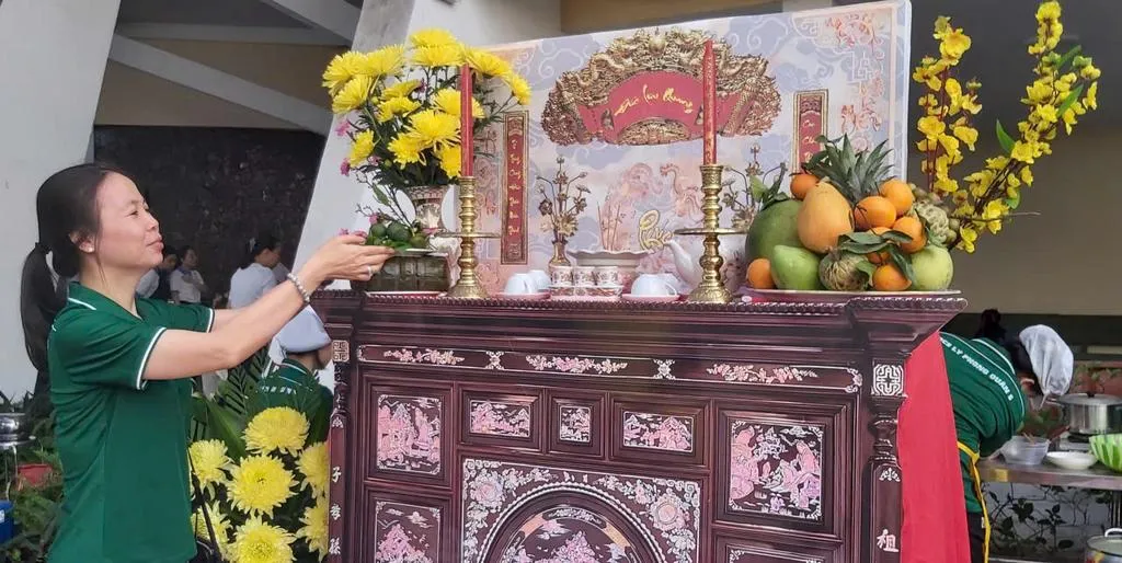 trang-tri-ban-tho-gia-tien-ngay-tet_20260208194752
