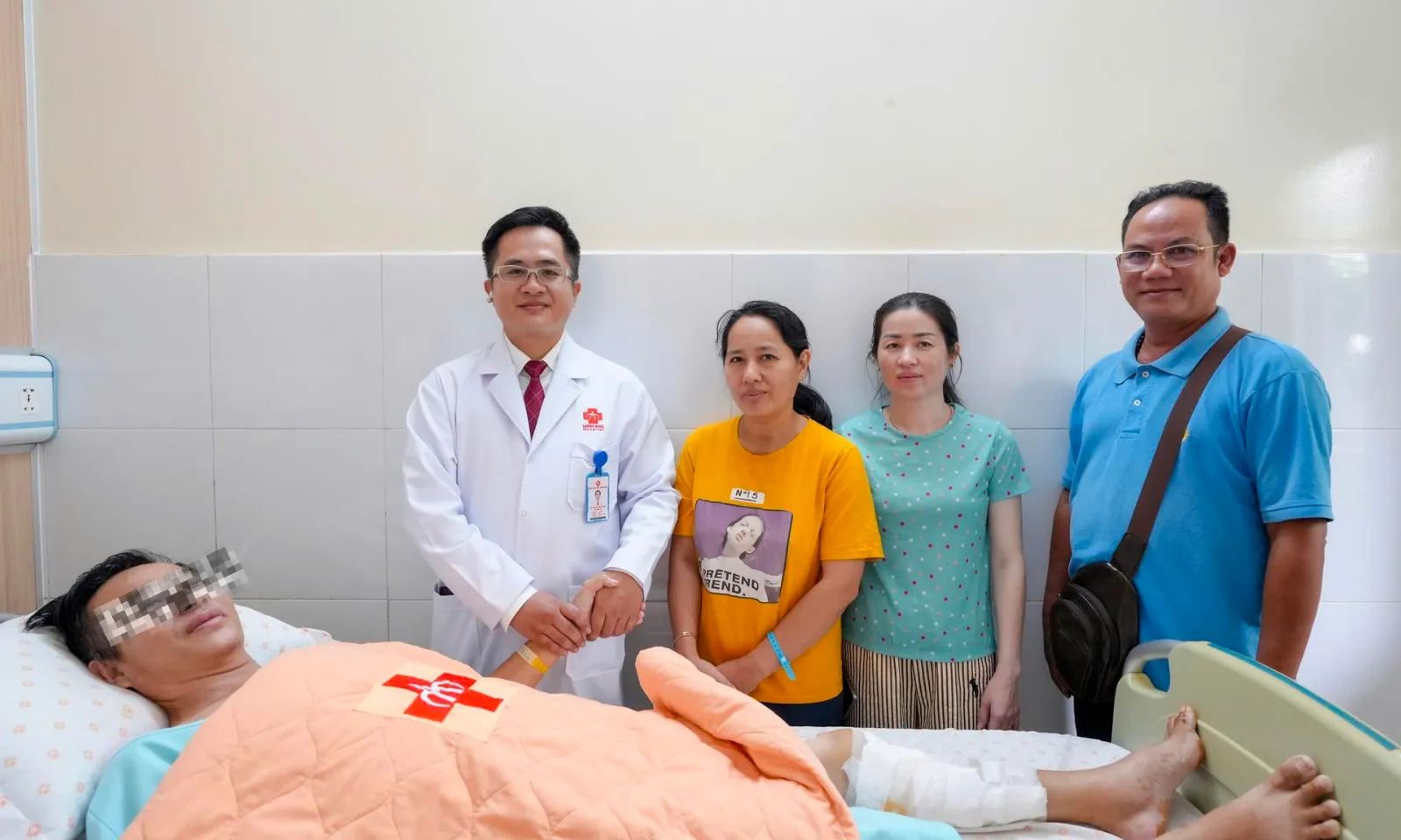 Cuộc chiến 22 giờ và phép màu tái sinh đôi chân cho thầy giáo bị TNGT nghiêm trọng