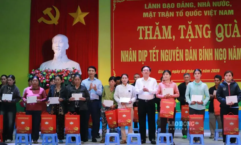 Phó thủ tướng Hồ Quốc Dũng thăm,tặng quà Tết bà con vùng rốn lũ Tuy Phước