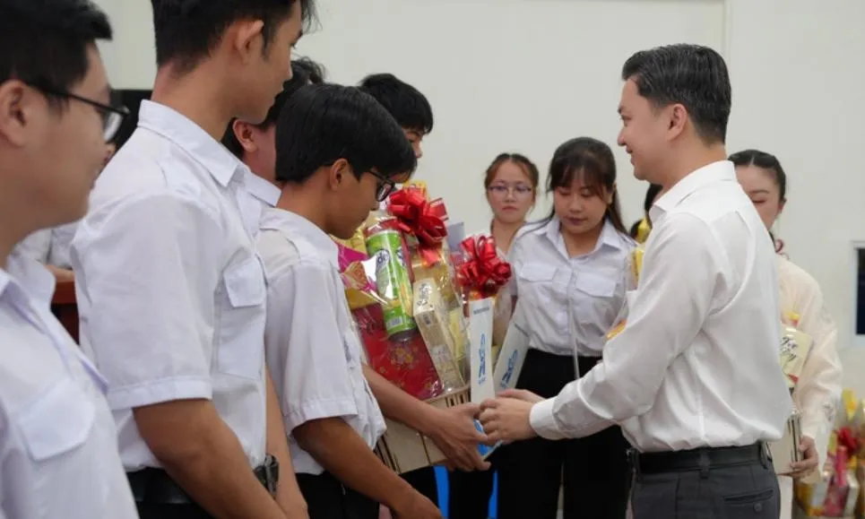 Trao quà tết – Gửi trọn niềm tin tới 50 cán bộ Hội Sinh viên