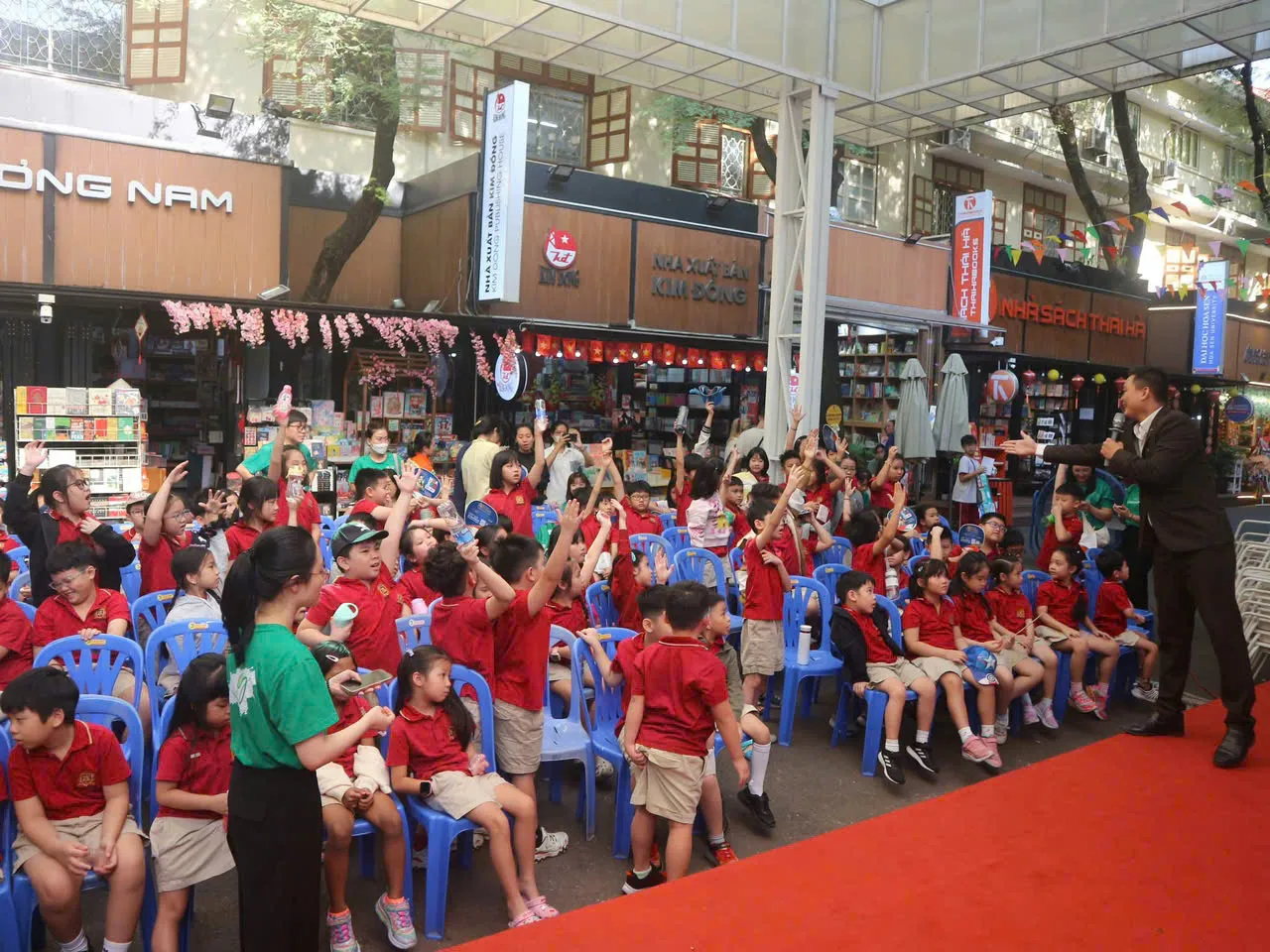 Các em học sinh hào hứng với các hoạt động tại Đường sách Thành phố