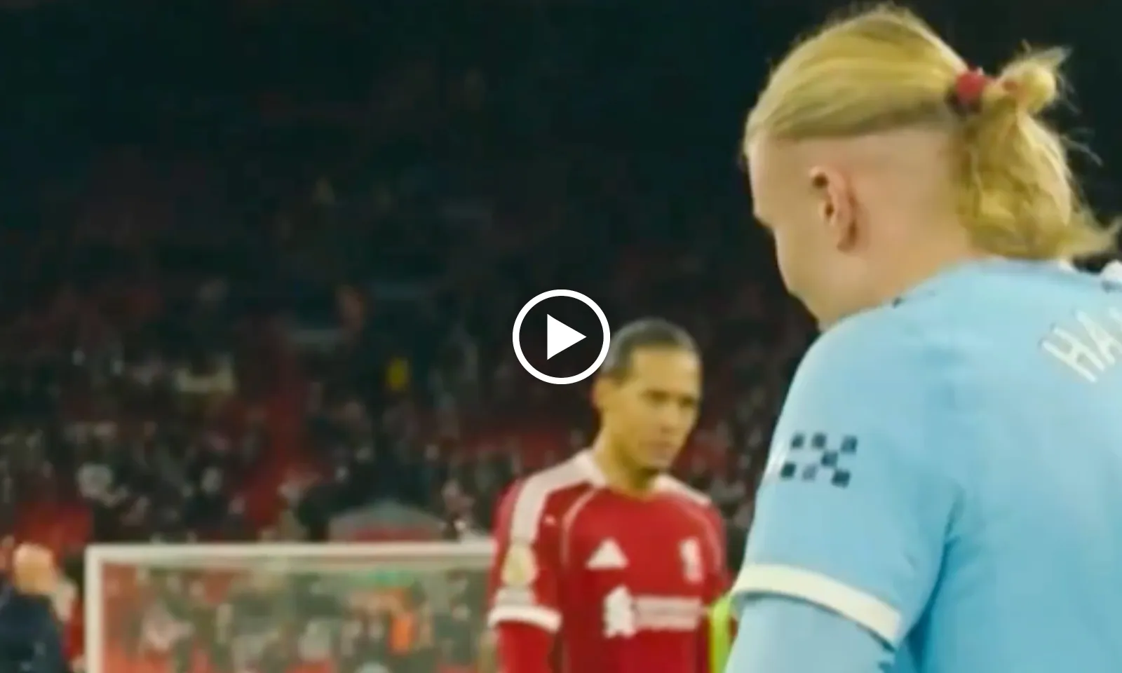 VIDEO: Haaland kéo quái thú Man City ra quay phim, Van Dijk chỉ biết lườm nguýt 
