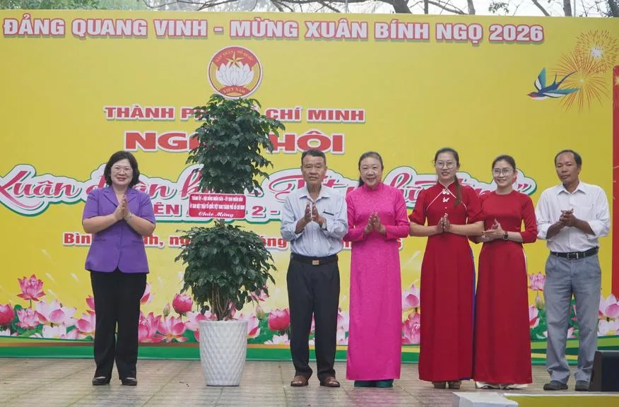 Trao tặng gần 400 phần quà Tết đến với người dân có hoàn cảnh khó khăn