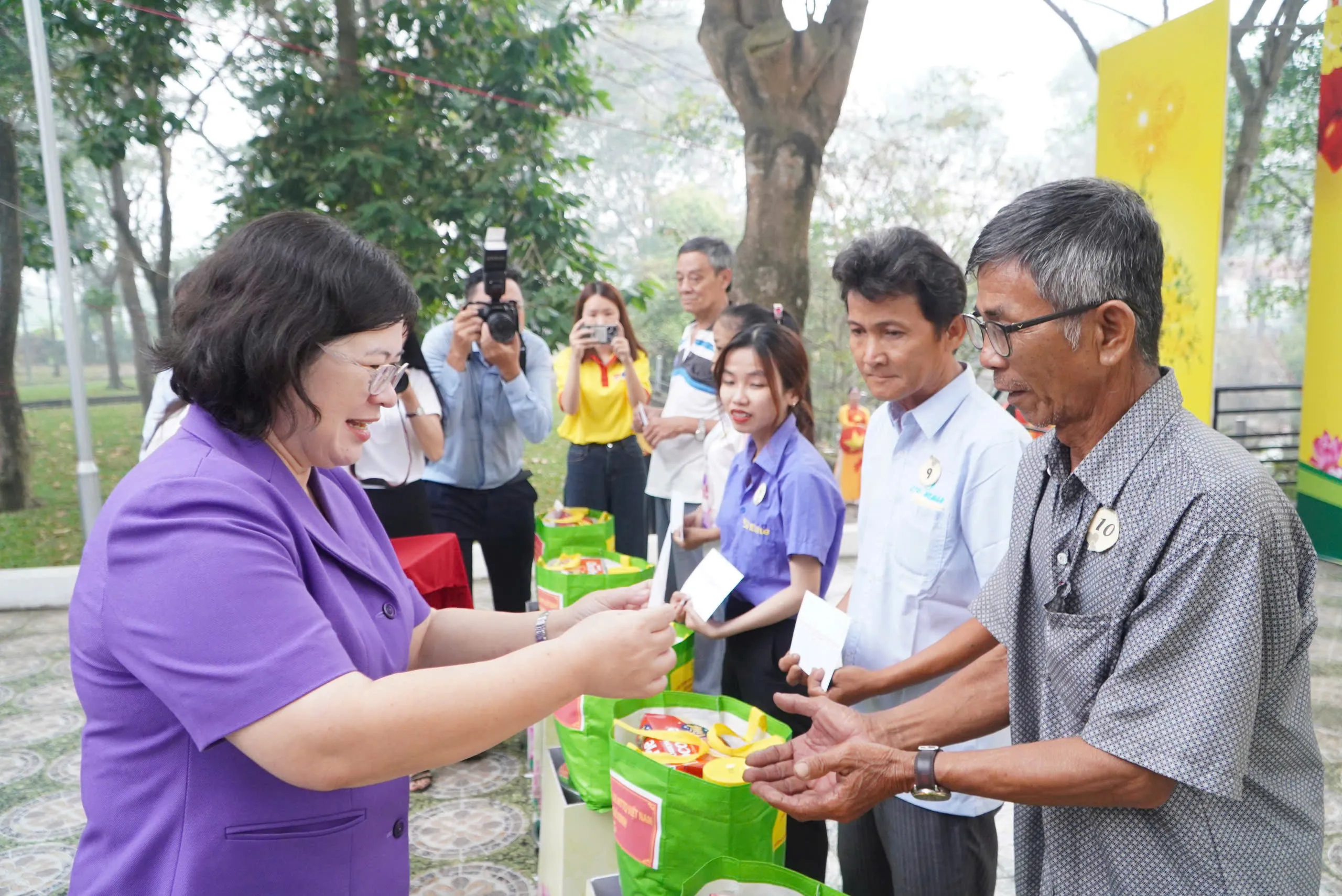 Bà Văn Thị Bạch Tuyết trao quà cho các hộ gia đình khó khăn