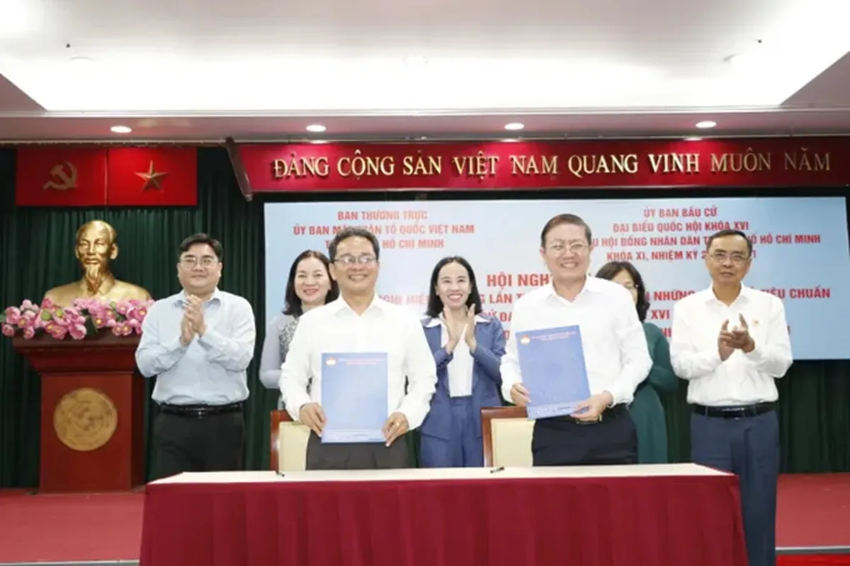 Bàn giao biên bản hội nghị hiệp thương lần thứ 3 và danh sách những người đủ tiêu chuẩn ứng cử ĐBQH khóa XVI và đại biểu HĐND TPHCM khóa XI, nhiệm kỳ 2026-2031