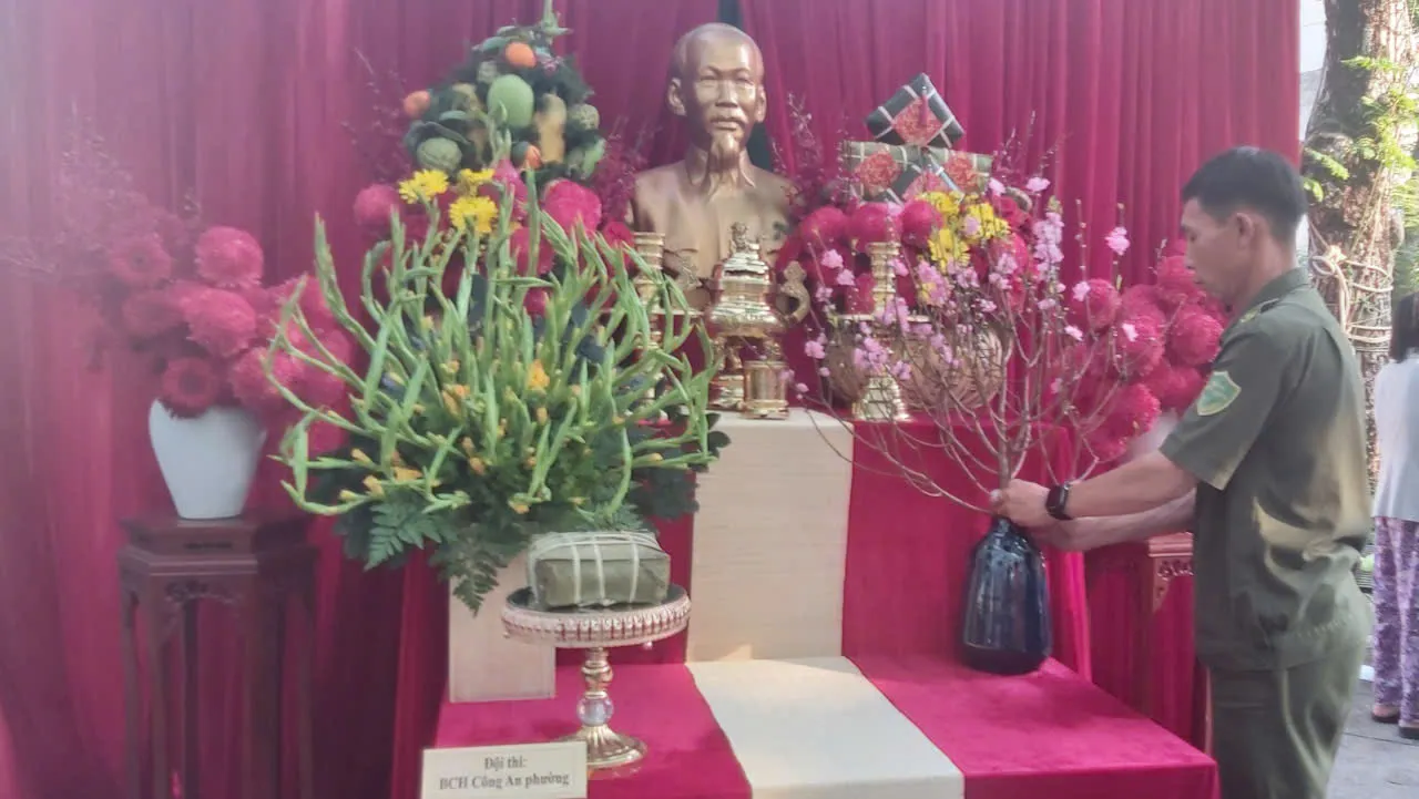 Bàn thờ gia tiên nhiều đơn vị còn là bàn thờ chủ tịch Hồ Chí Minh