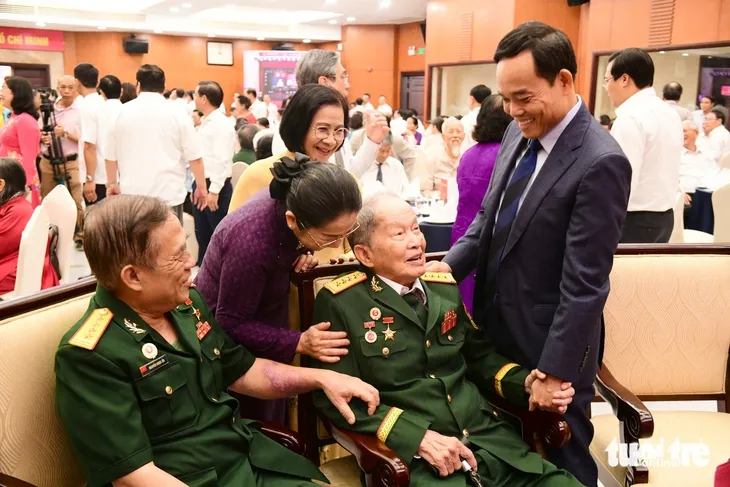 Bí thư Thành ủy TP.HCM Trần Lưu Quang thăm hỏi đại tá Tư Cang tại buổi họp mặt - Ảnh QUANG ĐỊNH