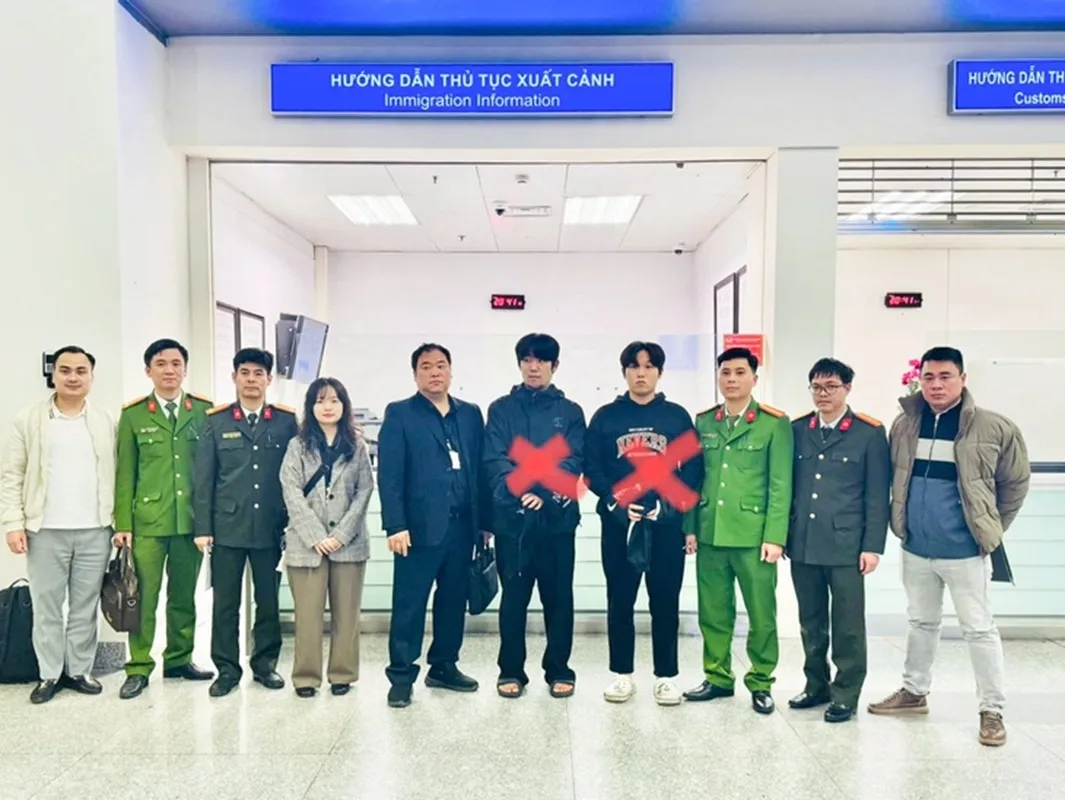 Công an tỉnh Bắc Ninh phối hợp Văn phòng Cơ quan cảnh sát điều tra Bộ Công an bàn giao hai người bị truy nã quốc tế (đánh dấu X) cho cơ quan chức năng của Hàn Quốc