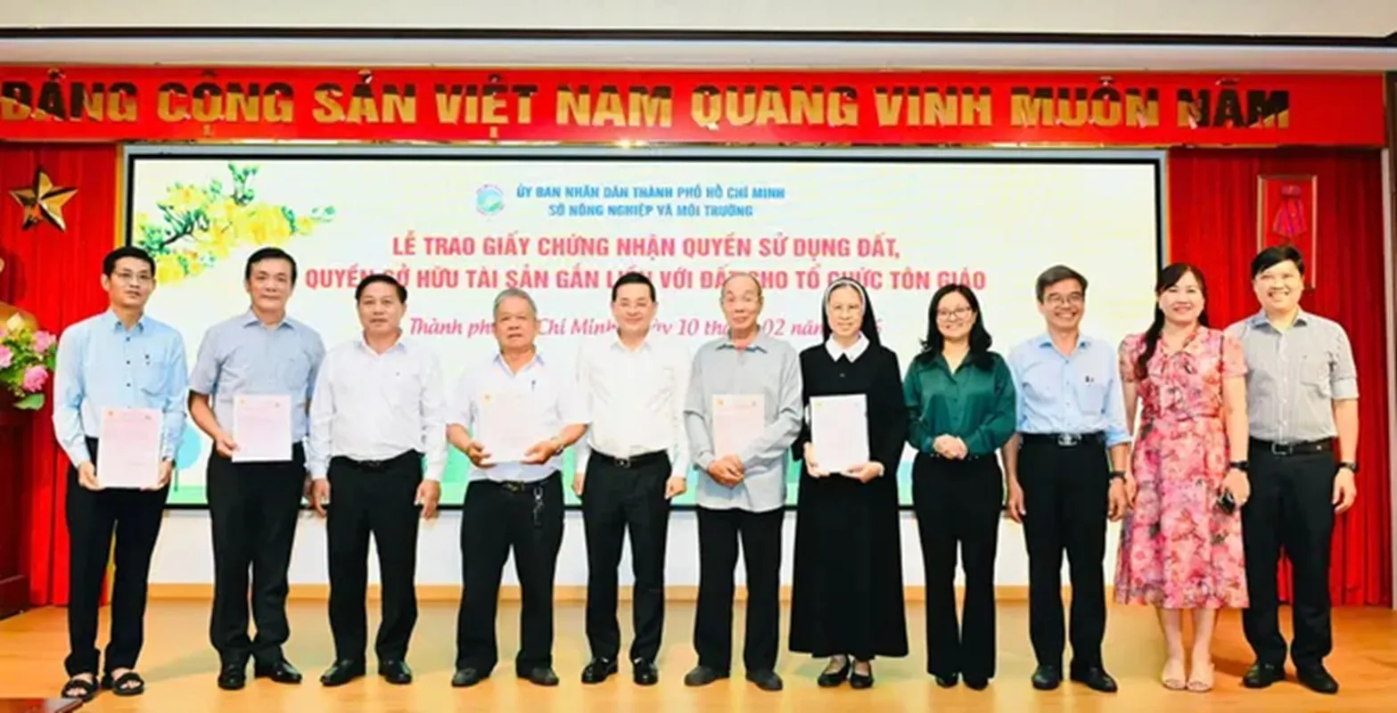 Đại diện các cơ sở tôn giáo nhận GCN. Ảnh Việt Dũng