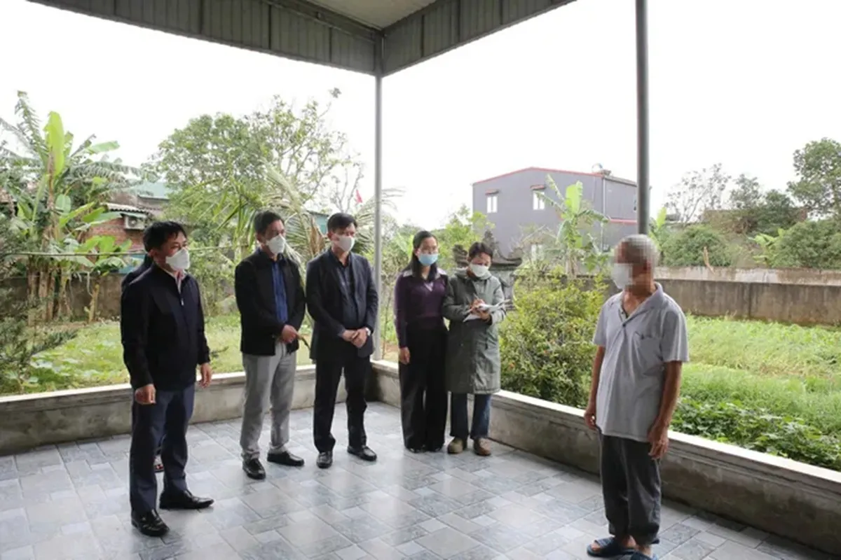 Đoàn công tác CDC Hà Tĩnh nắm tình hình dịch cúm gia cầm tại một hộ dân ở xã Cẩm Xuyên