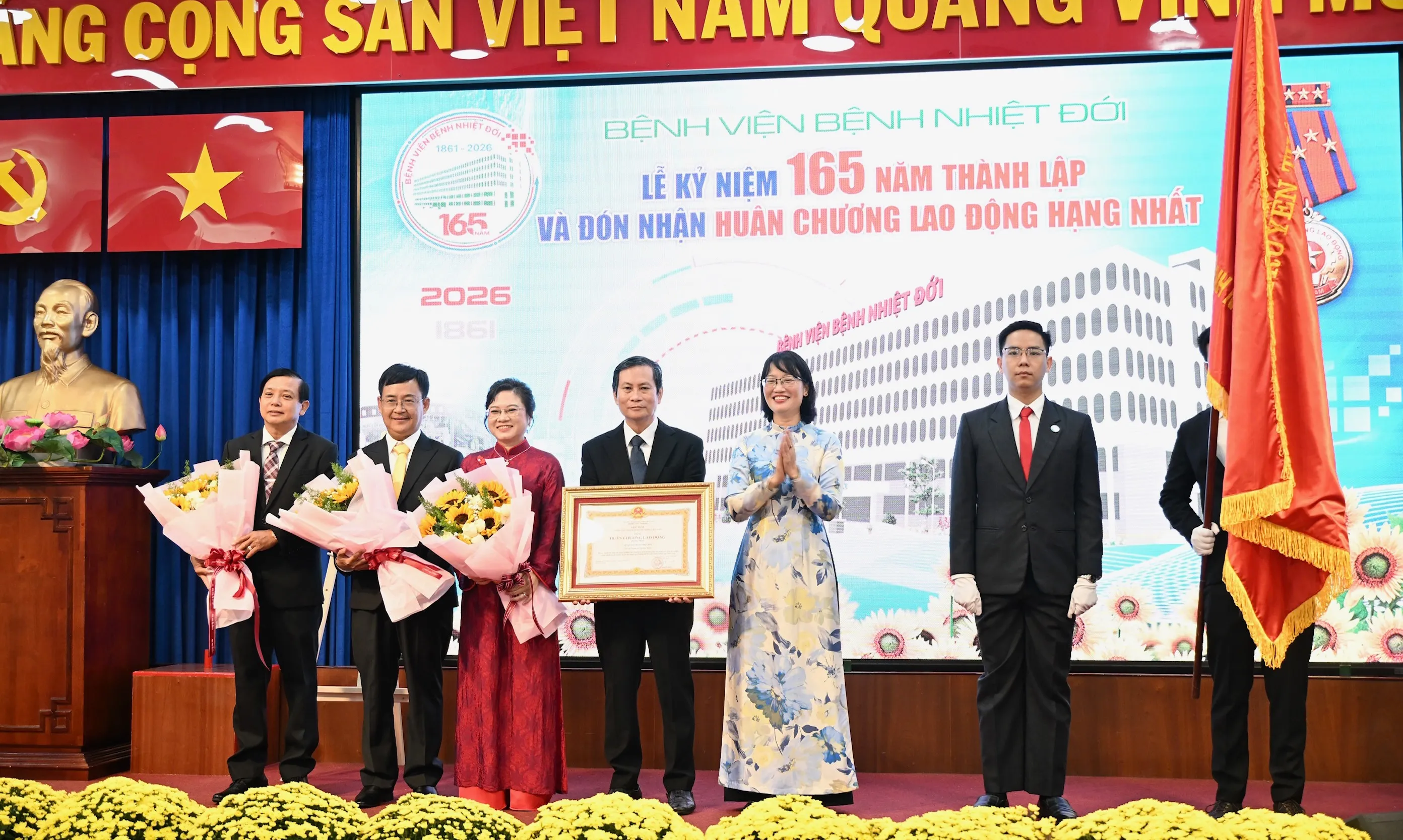 Bệnh viện Bệnh Nhiệt đới đón nhận Huân chương Lao động hạng I