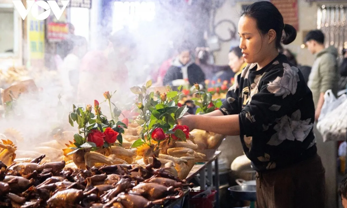 Chợ Hàng Bè nhộn nhịp xuyên đêm trước ngày cúng ông Công, ông Táo