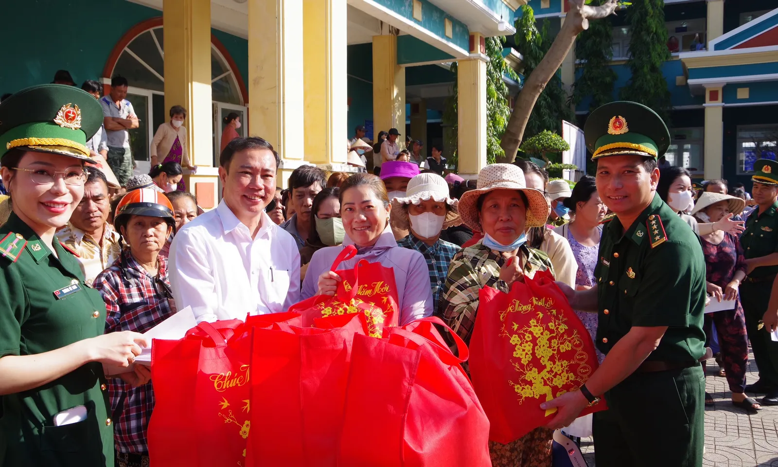 Bộ đội Biên phòng Thành phố trao gần 900 phần quà Tết cho nhân dân