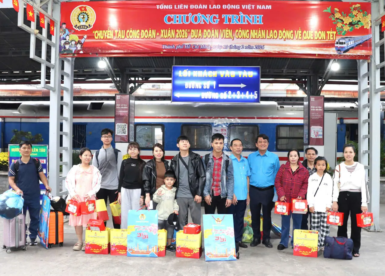 Lãnh đạo LĐLĐ TPHCM đưa tiễn công nhân lao động về quê