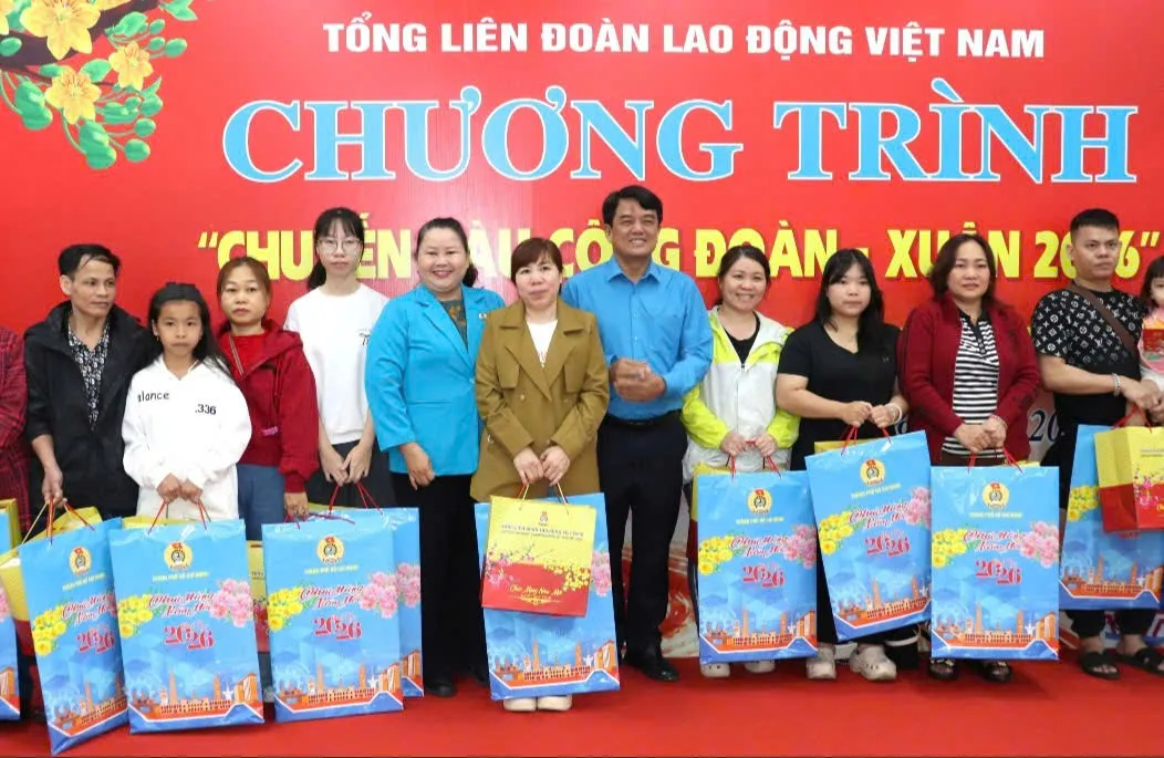 Lãnh đạo LĐLĐ TPHCM tặng quà cho CNLĐ trước khi lên tàu về quê ăn tết