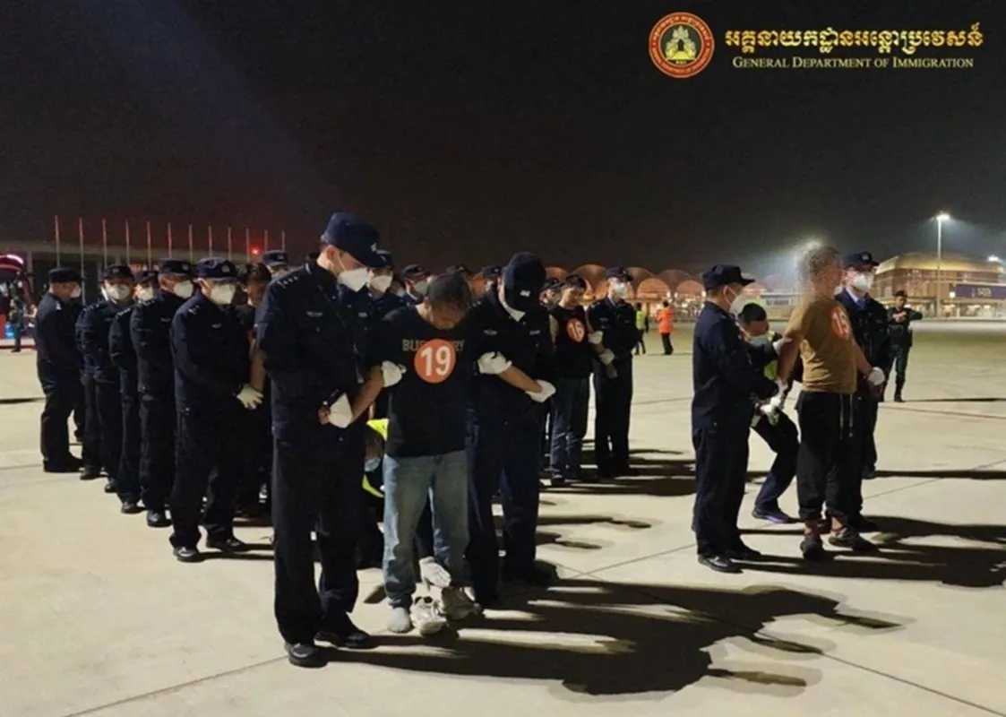 Lực lượng Campuchia tiến hành trục xuất các lao động nước ngoài trái phép - Ảnh KHMER TIMES