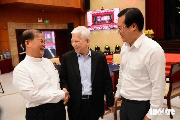 Nguyên Chủ tịch nước Nguyễn Minh Triết (giữa), Phó bí thư Thường trực Thành ủy TP.HCM Lê Quốc Phong (bìa phải) tại buổi họp mặt sáng 10-2