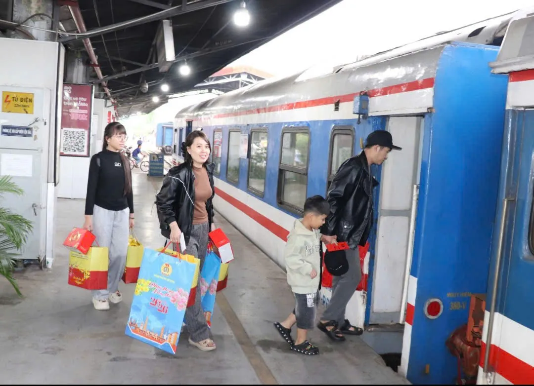 NLĐ vui mừng lên tàu về quê