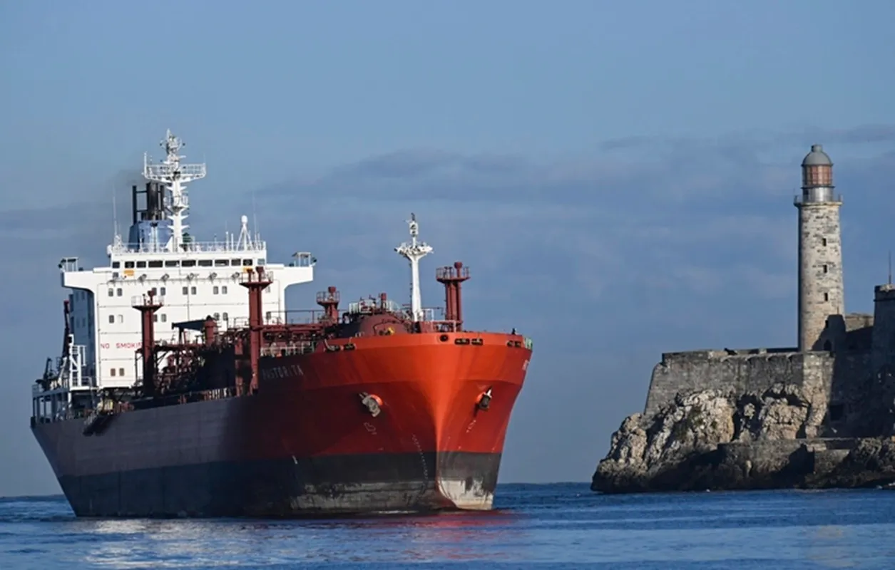 Tàu chở khí dầu mỏ hóa lỏng treo cờ Cuba cập cảng Havana ngày 9-2 - Ảnh AFP