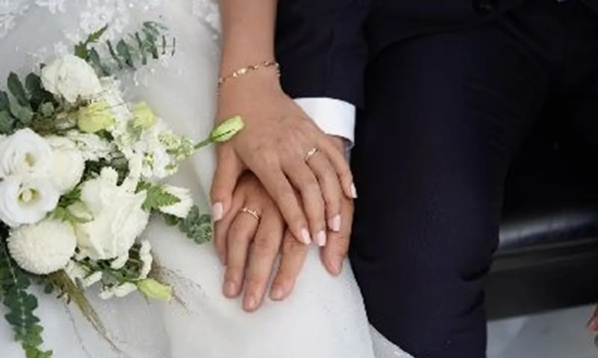 Nhận sính lễ 100.000 tệ, chú rể 23 tuổi vẫn không cười trong đám cưới với vợ hơn 20 tuổi