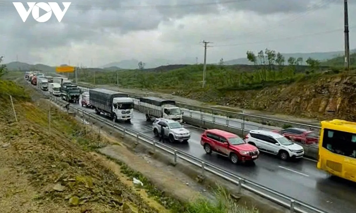 Mưa lớn gây tai nạn liên hoàn 4 ô tô trên cao tốc Hà Tĩnh