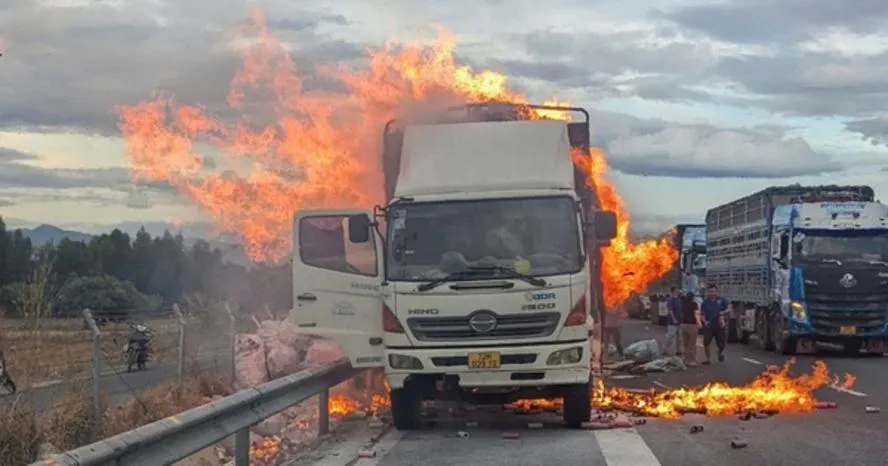 Xe tải bốc cháy dữ dội trên tuyến cao tốc Vĩnh Hảo – Phan Thiết