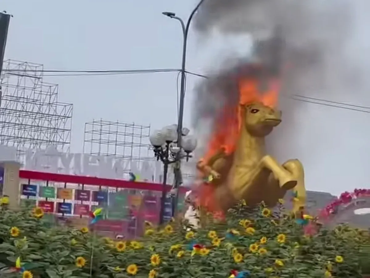 Linh vật ngựa đang thi công ở Thái Nguyên bốc cháy