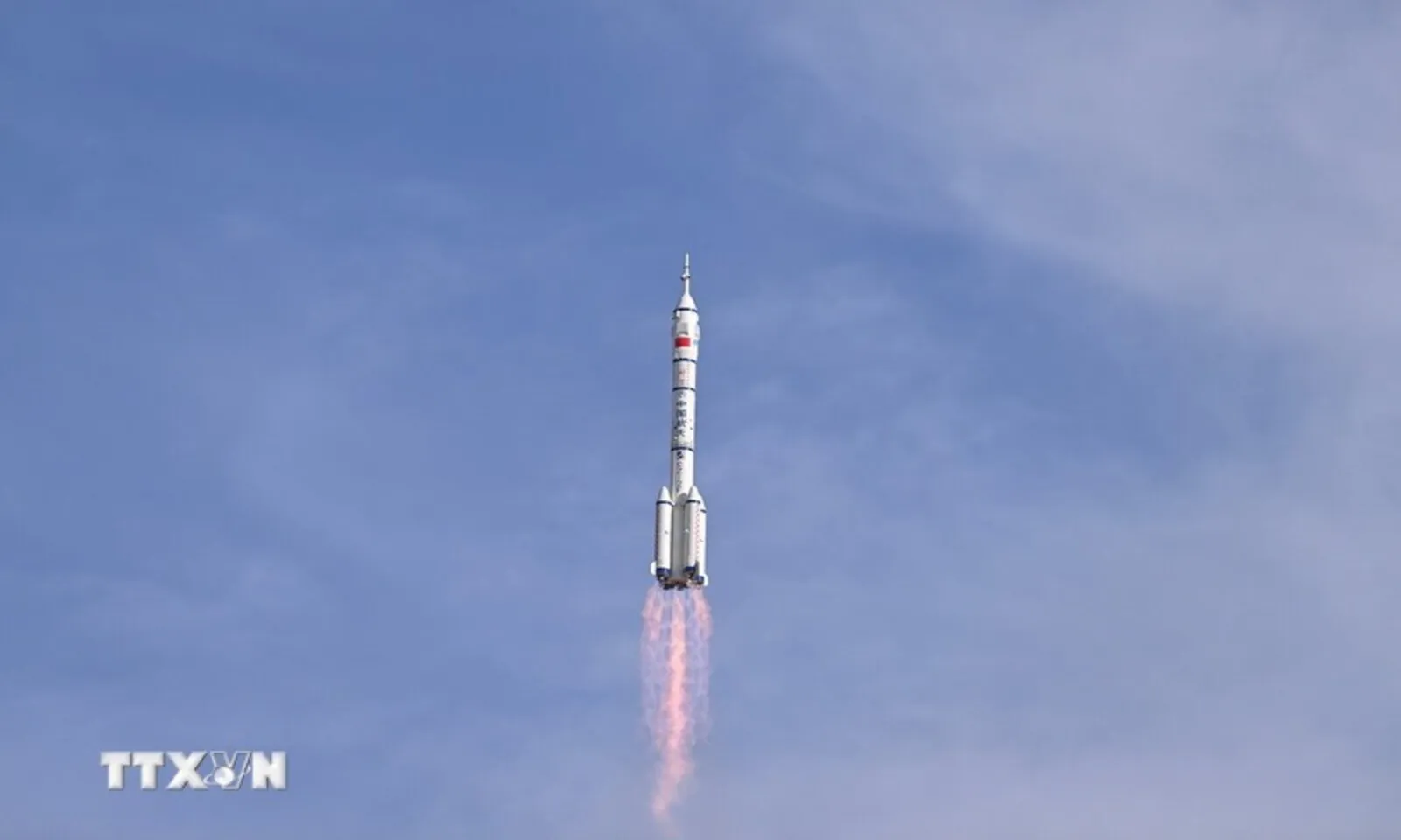 Lần đầu Trung Quốc thu hồi khoang tàu vũ trụ trên biển – Hình 1