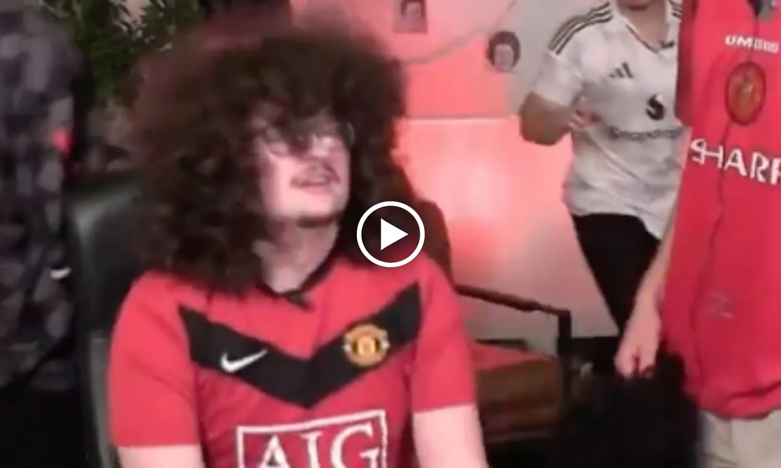 VIDEO: Phản ứng của fan MU không thể cắt tóc vì trận hoà West Ham