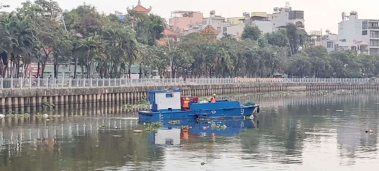 Vớt rác trên sông