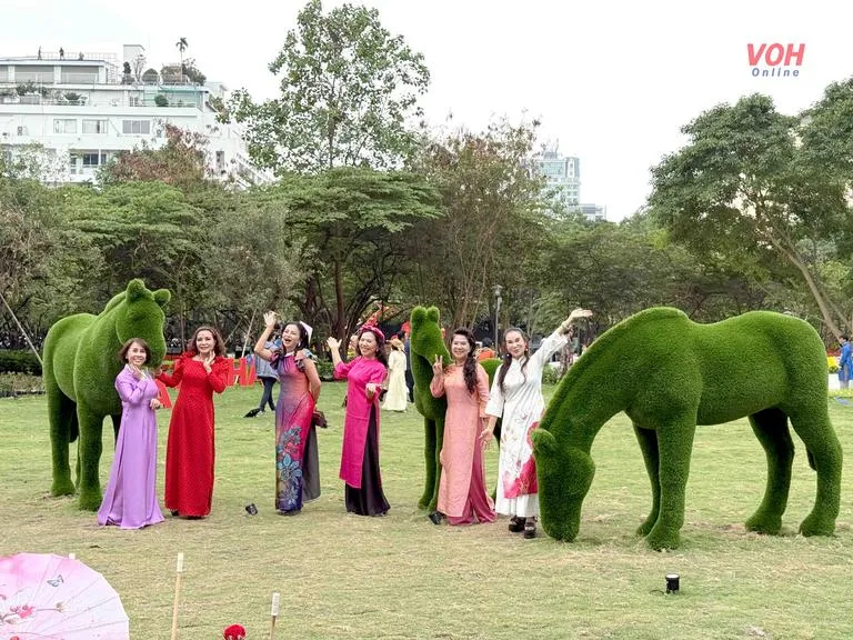 nguoi-dan-chup-anh-tai-cong-vien-phan-dinh-phung_20260212160556