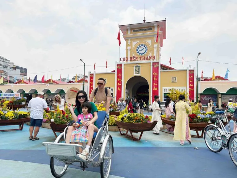 du-khach-check-in-khong-gian-truoc-tieu-dao-cho-ben-thanh_20260212160441