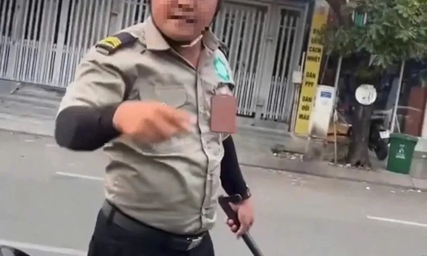 TPHCM: Hai người mặc đồ bảo vệ chặn ô tô, cầm hung khí đe dọa tài xế