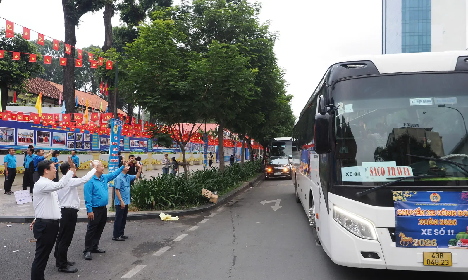 Những chuyến xe mùa xuân đưa công nhân, người lao động về quê đón tết