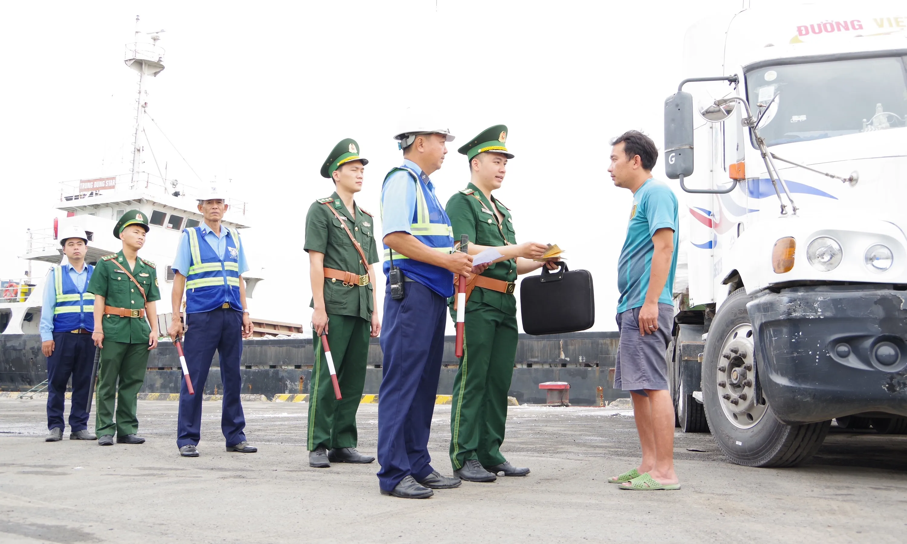 "Lá chắn xanh" giữa sắc xuân thành phố