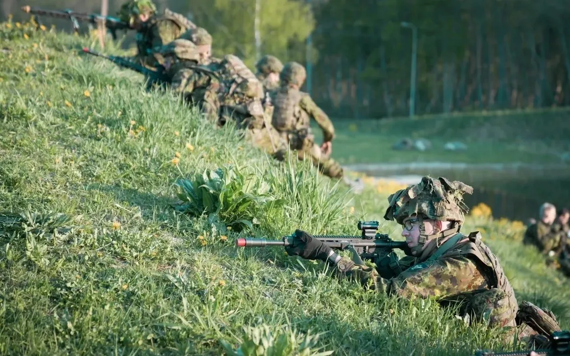 quan doi Estonia tap tran