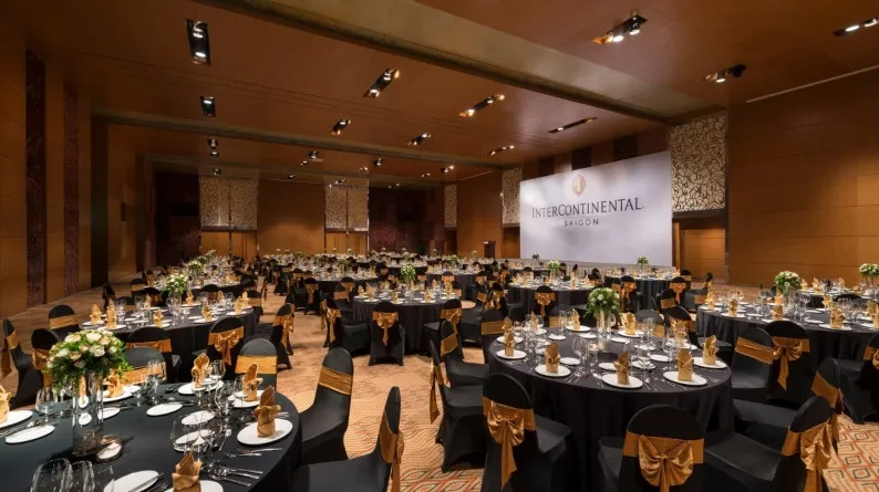 tiec-lien-hoan-cuoi-nam-1-2