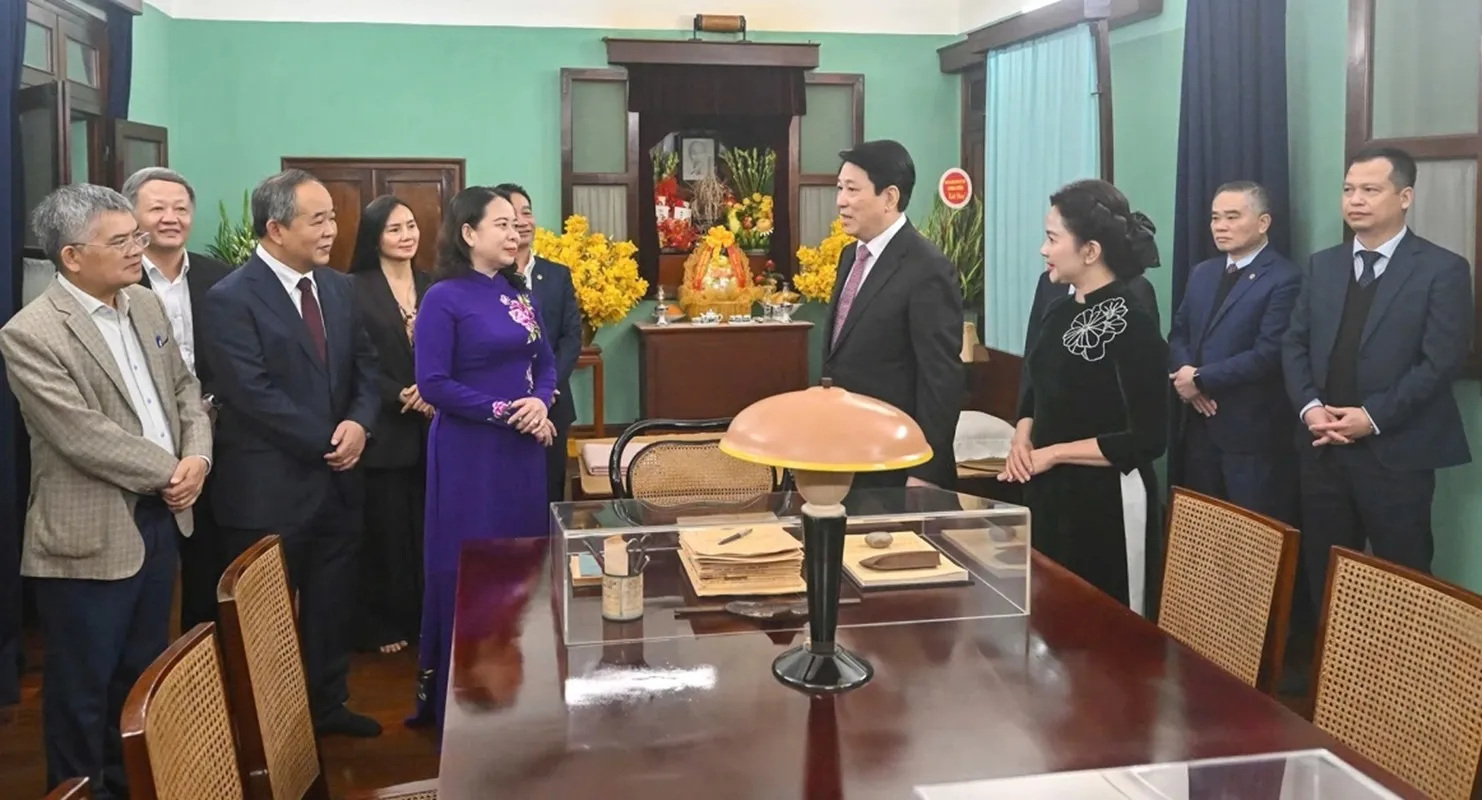 Chủ tịch nước Lương Cường cùng Phó Chủ tịch nước Võ Thị Ánh Xuân và các đại biểu trò chuyện thân mật với cán bộ nhân viên Khu di tích