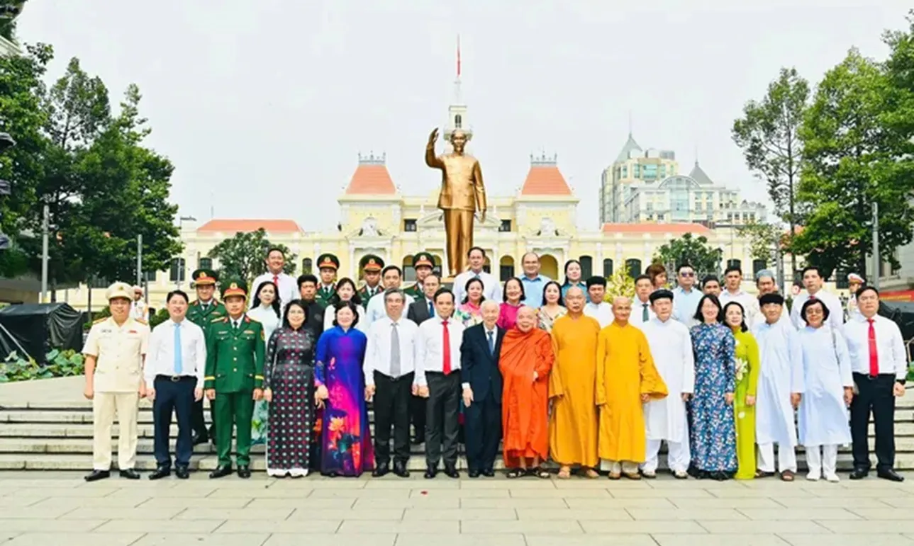 Lãnh đạo TPHCM dâng hương tưởng niệm Chủ tịch Hồ Chí Minh và Chủ tịch Tôn Đức Thắng