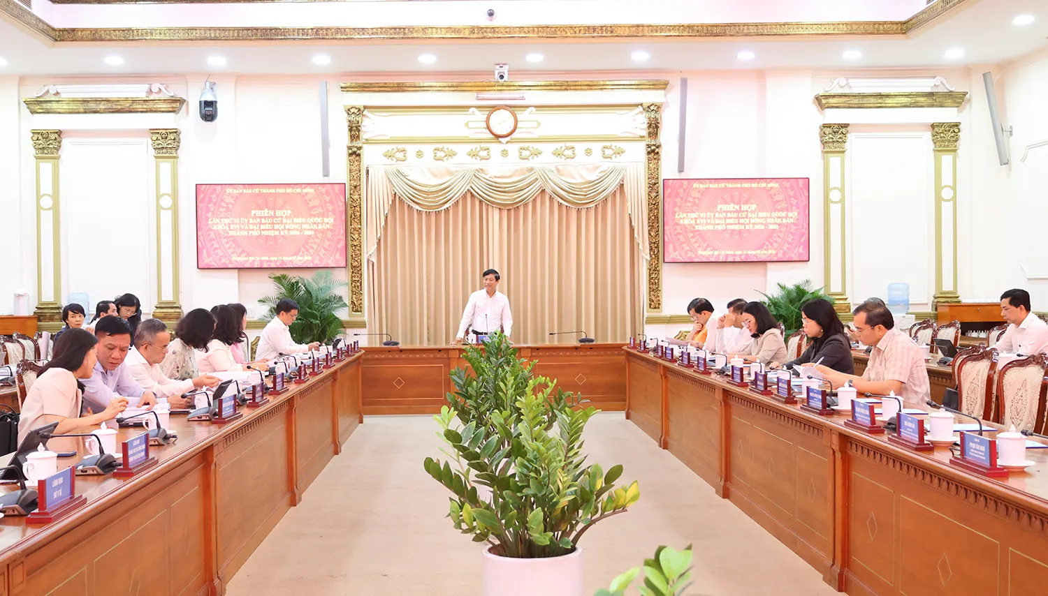 Đồng chí Võ Văn Minh, Ủy viên Trung ương Đảng, Phó Bí thư Thành ủy, Chủ tịch HĐND TPHCM, Chủ tịch Ủy ban bầu cử TPHCM, chủ trì