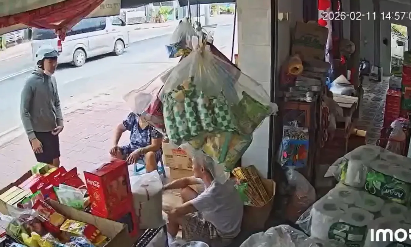 Giả vờ mua hàng rồi ôm 3 thùng bia bỏ chạy, hai thiếu niên bị mời làm việc
