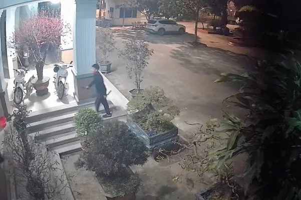 Hình ảnh Lộc cầm dao vào trụ sở công an chửi bới, đe dọa - Ảnh Công an