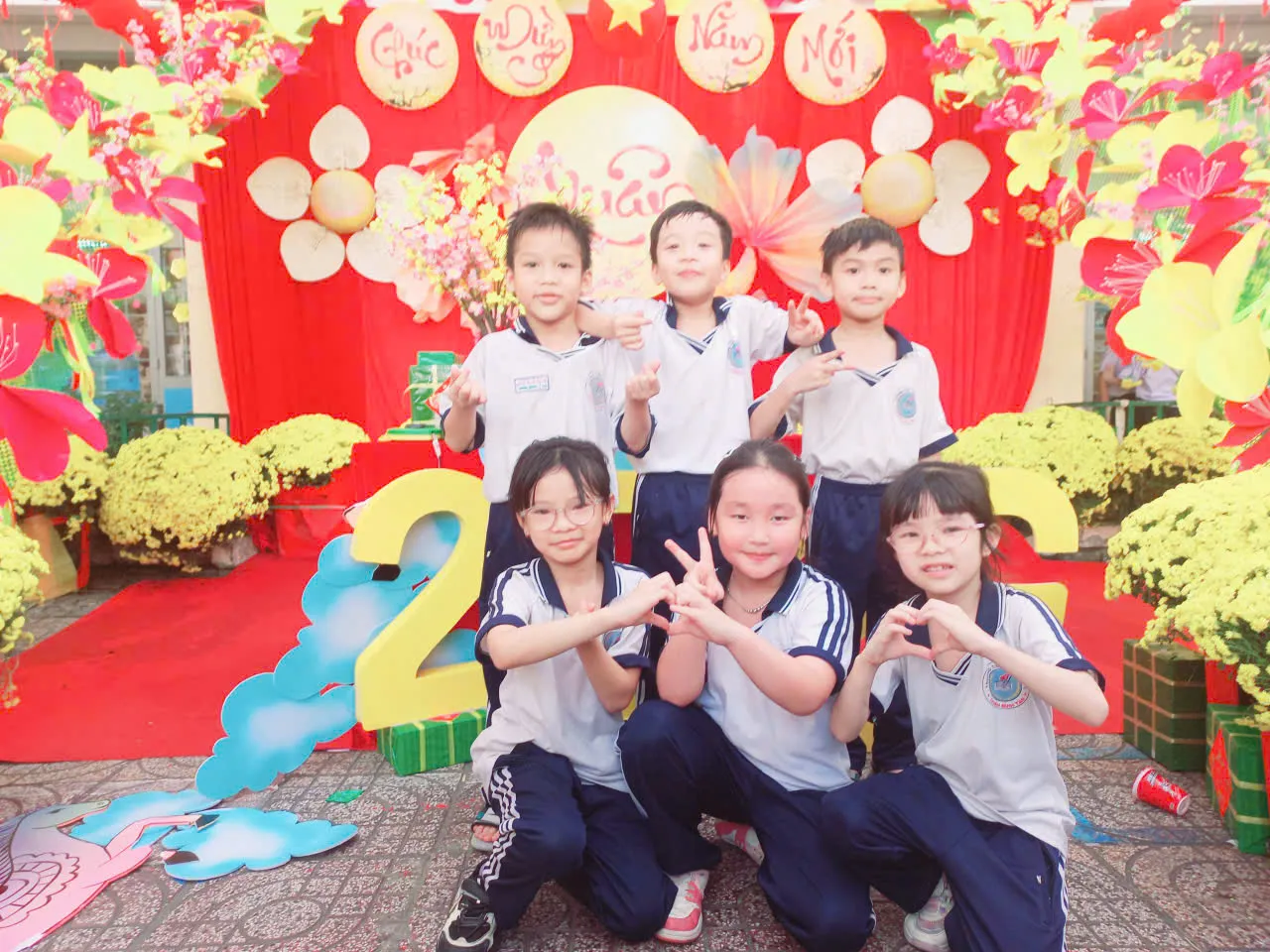 Học sinh hào hứng trang trí Tết ở trường