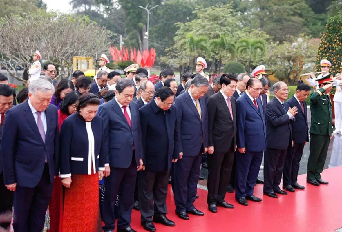 Lãnh đạo, nguyên lãnh đạo Đảng, Nhà nước tưởng niệm các Anh hùng liệt sĩ - Ảnh GIA HÂN