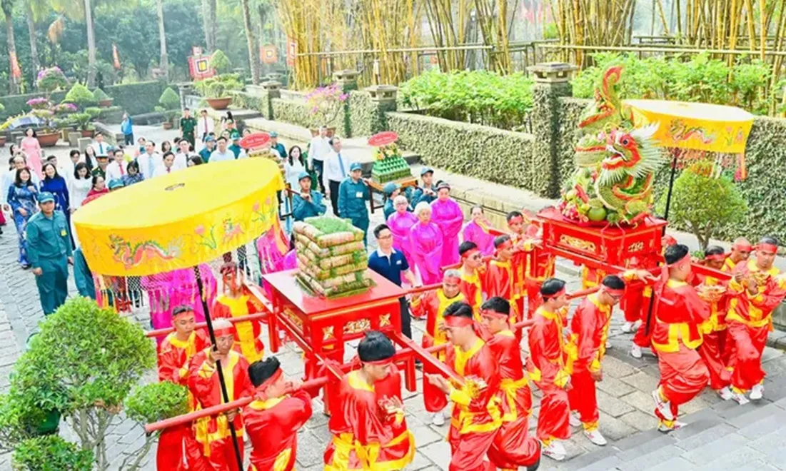 Lãnh đạo TPHCM dâng bánh tét, tưởng nhớ Quốc tổ Hùng Vương dịp Tết